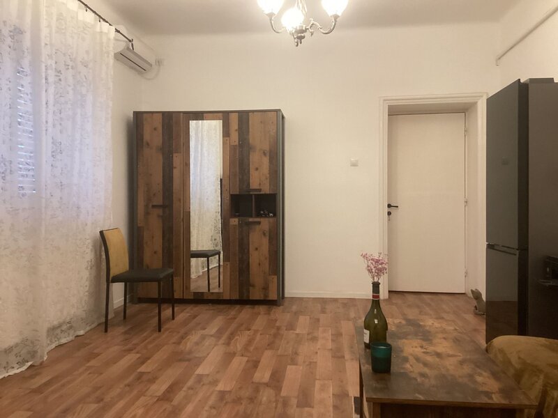 Hala Traian – Calarasilor, Apartament 2 camere 57 mp, curte si boxa, centra